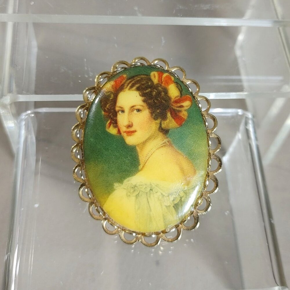 Victorian Pendant Brooch Pin Vintage Oval Portrait Brooch Pin Gold Tone Scallop
